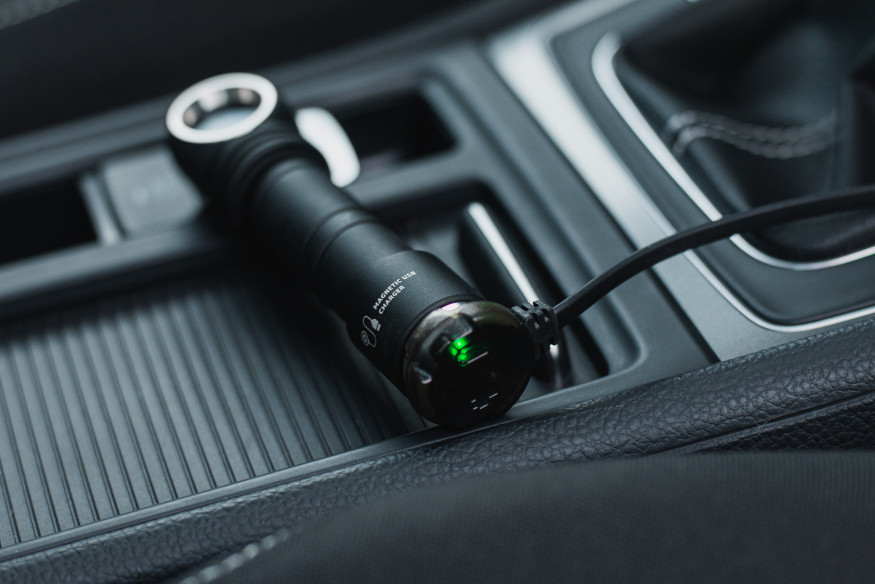 Магнитное зарядное устройство Armytek AMC-02